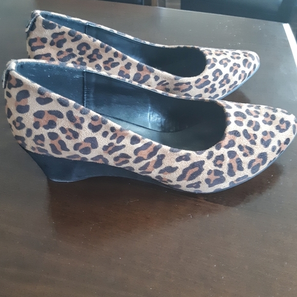 NWOT Leopard Kenneth Cole Reaction Wedges - Picture 1 of 7